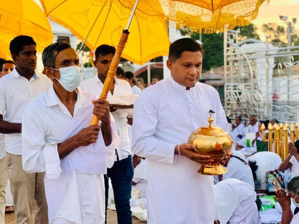 දෙරණ TV සමග උදෑසන රුවන්වැලි මහ සෑයේ සම්බන්ධ පූජාව සිදු කිරීම