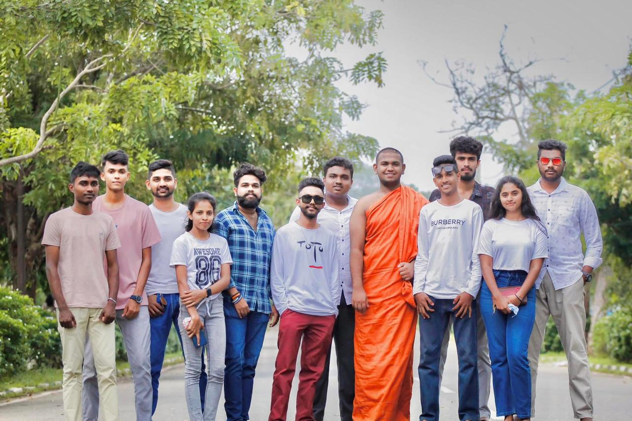 අප්රේල් 31 අනුරාධපුරේ දී කෑම පාර්සල් 10000 බෙදාදීම