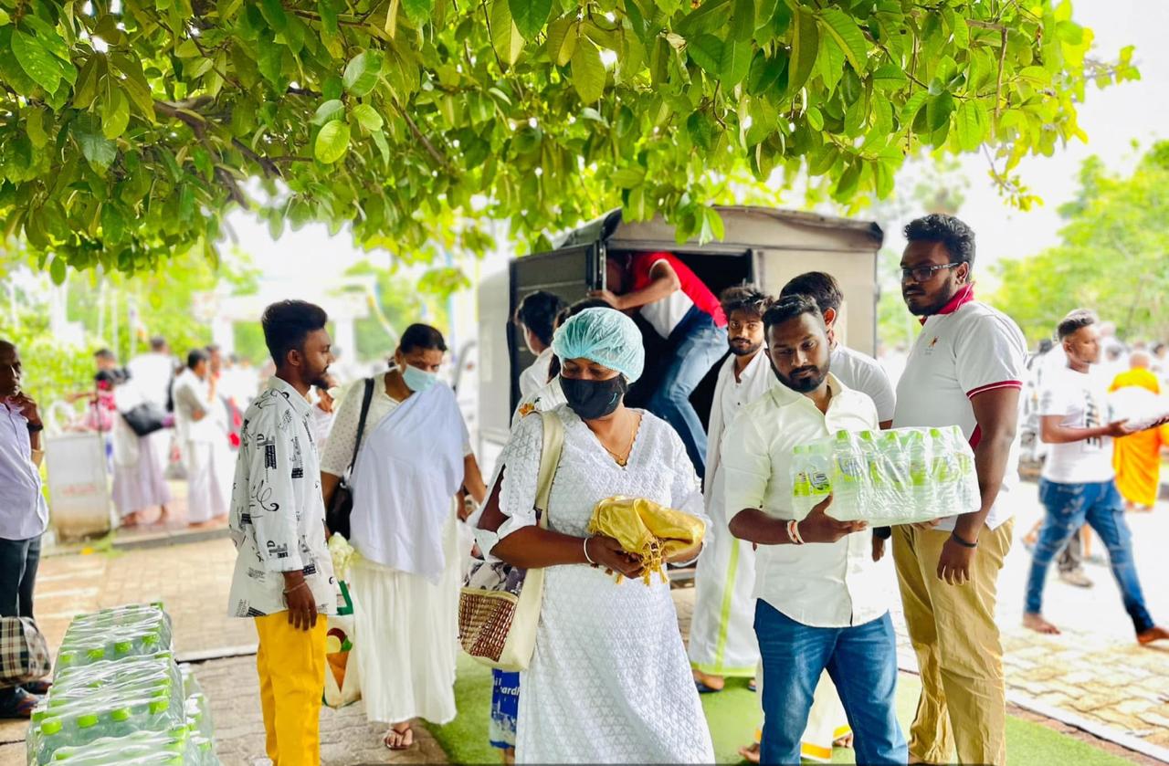 2023 මැයි 6 රුවන්වැලි සෑය අභියස වතුර බෝතල් ලක්ෂක් බෙදාදීම