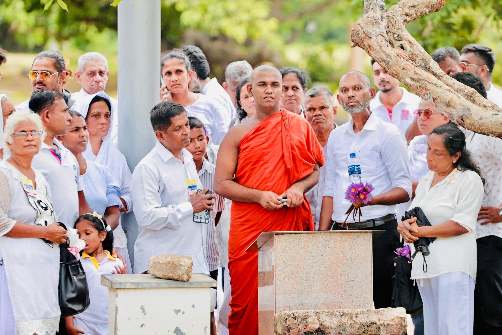 දෙරණ අරුණ පත්තරය සමග තෝරාගත් 100ක් අනුරාධපුර අටමස්ථාන වන්දනාව කිරීම